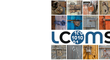 Logo LCOMS devant un mur de cadenas vintages